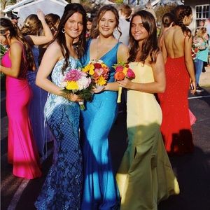 Hi!! Selling my Prom dress😊😊 for height reference im 5’4!